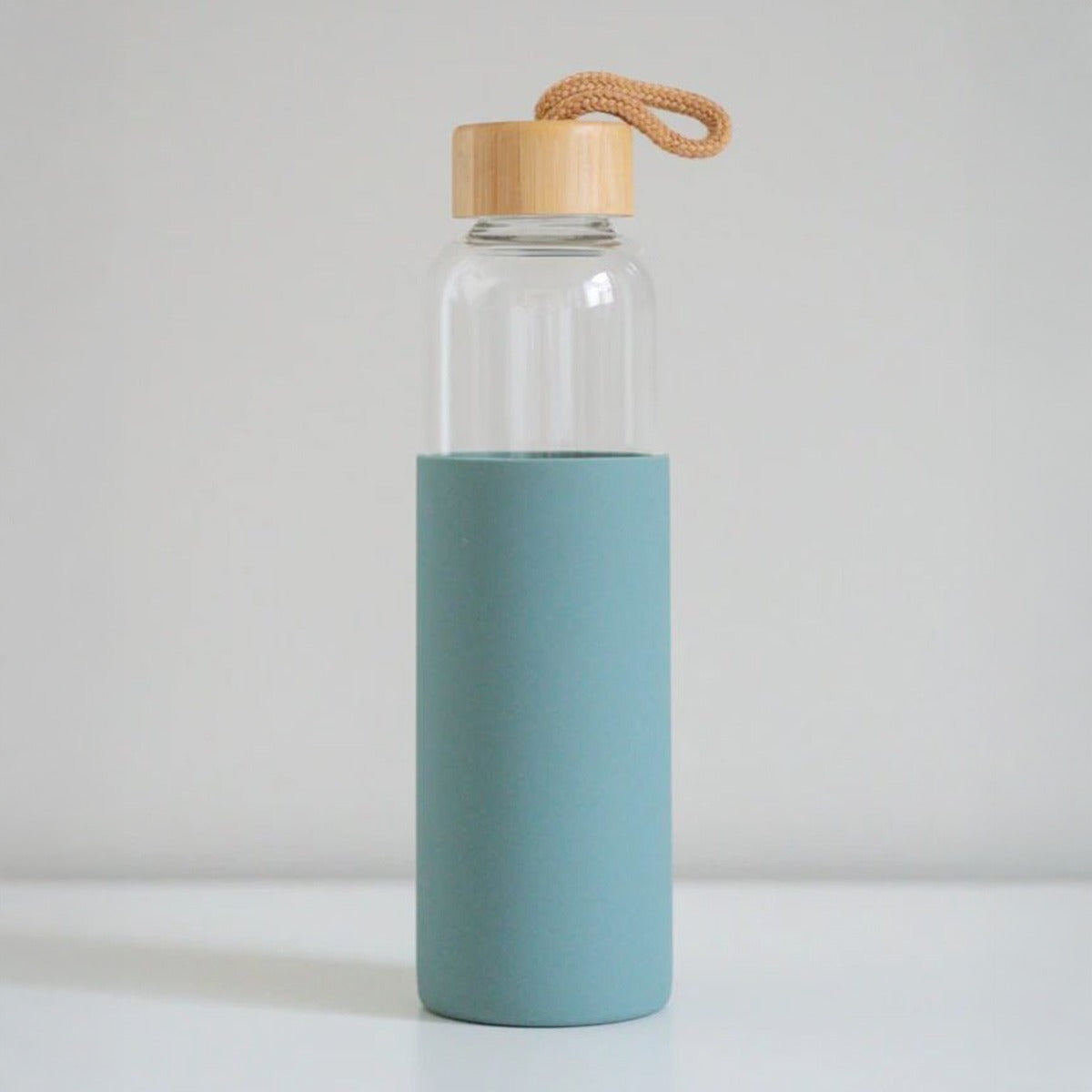 Leak Proof Borosilicate Glass Water Bottle with Bamboo Lid 550ml for Sports and Travel