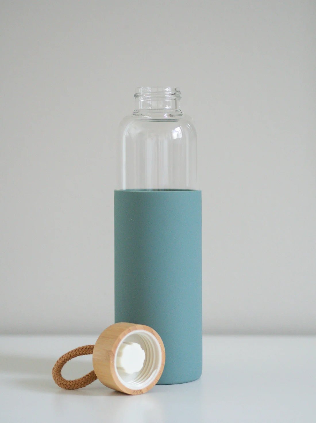 Leak Proof Borosilicate Glass Water Bottle with Bamboo Lid 550ml for Sports and Travel